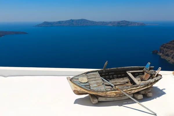 Um canto com barco danificado em Fira, Santorini, Grécia — Fotografia de Stock
