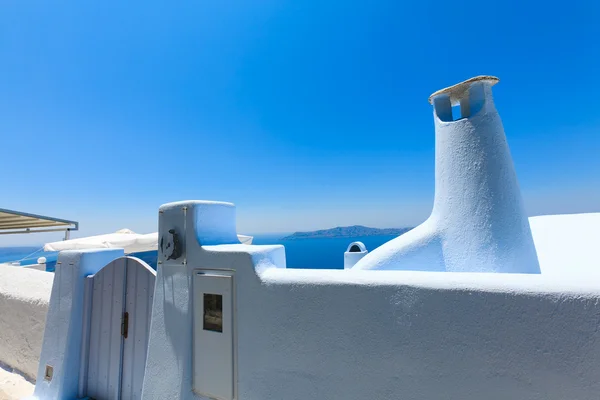Um agradável hotel branco em Fira, Santorini, Grécia — Fotografia de Stock