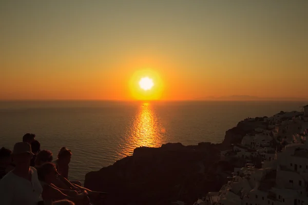 Um belo pôr do sol caindo no Mar Egeu, Oia, Santorini, Grécia — Fotografia de Stock