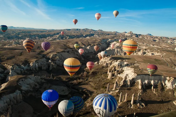 Hot air ballooning over the valley at Cappadocia, Turkey 图库照片