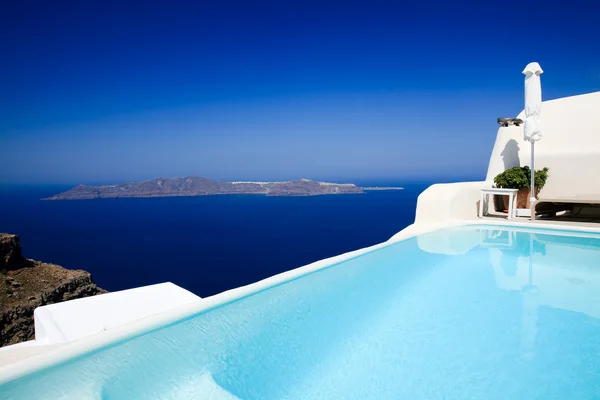 Μια πανέμορφη πισίνα στα Φηρά, Σαντορίνη, Ελλάδα Εικόνα Αρχείου