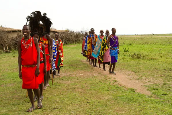 A group of kenyan of Masai tribe performs a — Stock Photo, Image