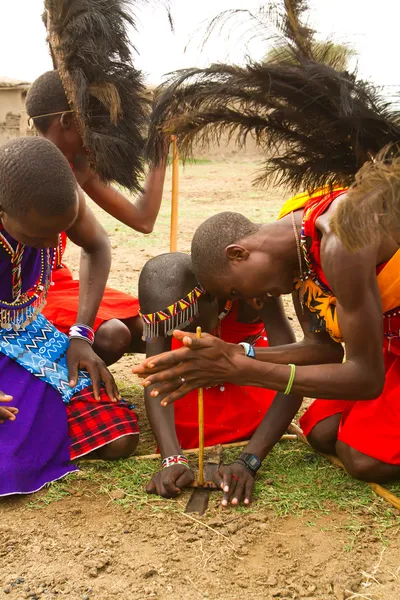 Un grupo de keniatas de la tribu Masai demuestran —  Fotos de Stock