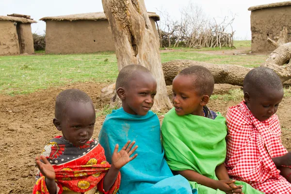 Un gruppo di bambini kenioti della tribù Masai — Foto Stock