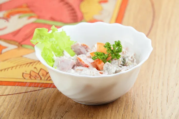Salat in weißer Schale — Stockfoto