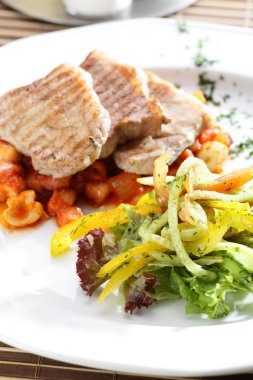 Etli taze salata.