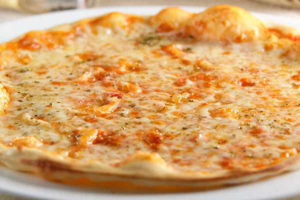 Pizza proaspătă și fierbinte — Fotografie, imagine de stoc