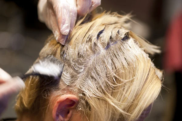 Раскрашивание волос — стоковое фото
