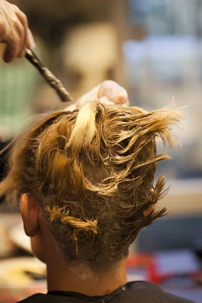 Раскрашивание волос — стоковое фото