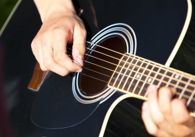 gitar çalmak