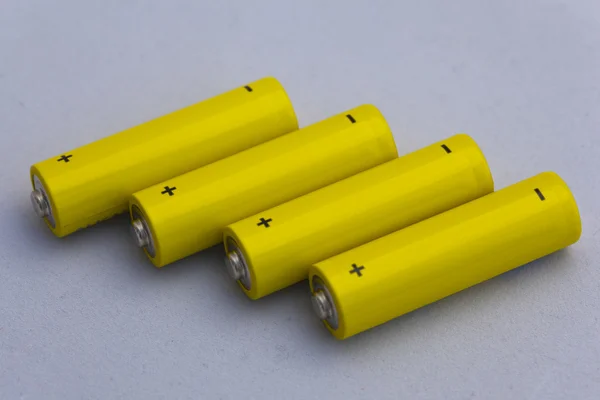 Желтая маленькая батарея — стоковое фото
