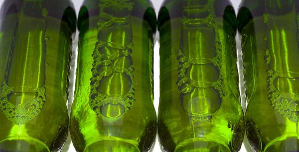 Butelki zielonego piwa — Zdjęcie stockowe