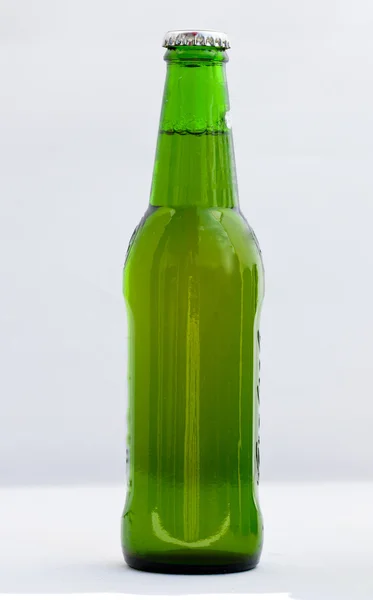 Зеленые пивные бутылки — стоковое фото