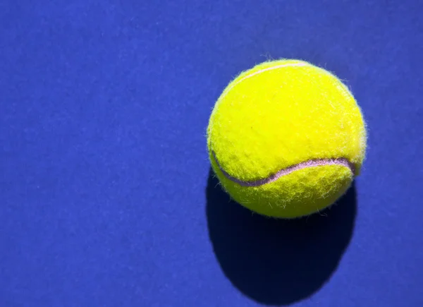 Tennisball s modrým pozadím — Stock fotografie