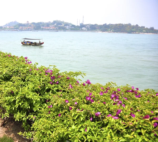 Xiamen paisagem com praia, barco de pesca e centro da cidade — Fotografia de Stock
