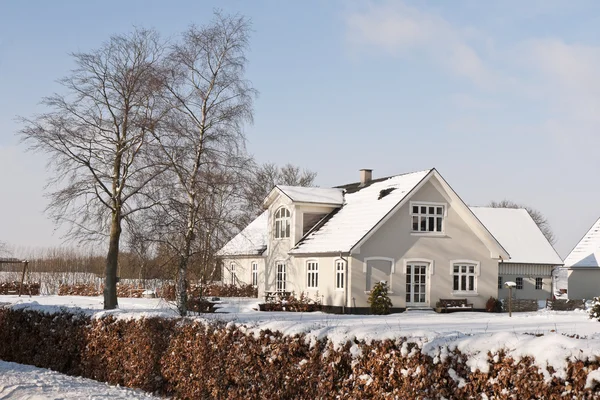 Casa rural en la nieve —  Fotos de Stock