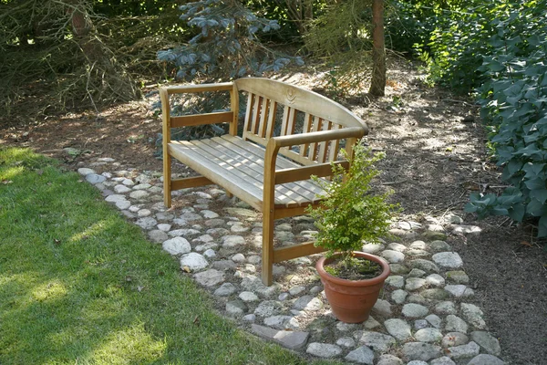 Скамейка в саду — стоковое фото