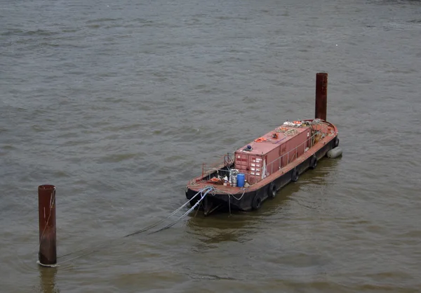 Barge an der Themse — Stockfoto