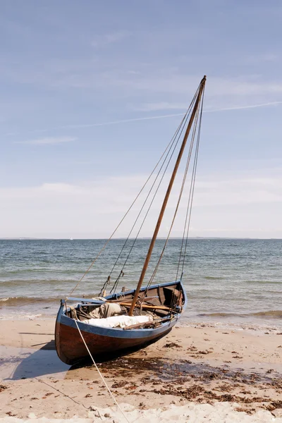 Човен на пляжі — стокове фото