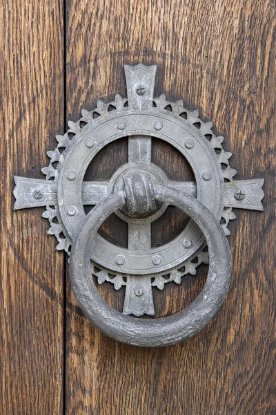 Dörrhandtaget på kyrkans dörr — Stockfoto