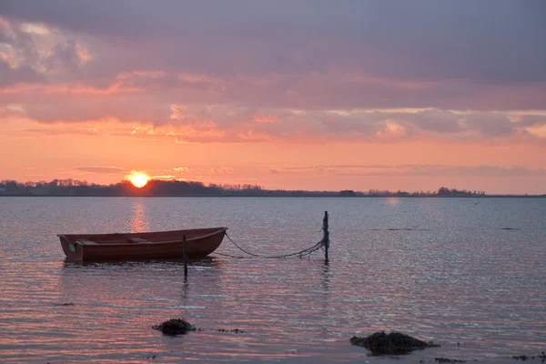Schlauchboot im Sonnenuntergang — Stockfoto