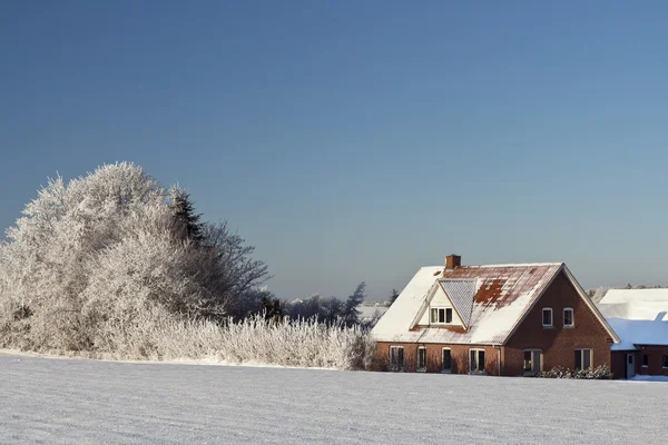 Çiftlik evinde kar — Stok fotoğraf