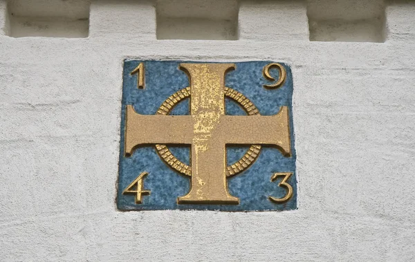 Cross på kyrkans vägg — Stockfoto