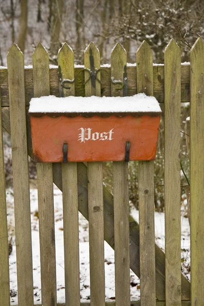 Poštovní schránka na sněhu — Stock fotografie