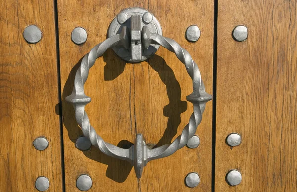 Maçaneta da porta na porta da igreja — Fotografia de Stock