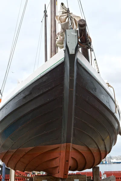 Gamla segelbåt på en slip — Stockfoto
