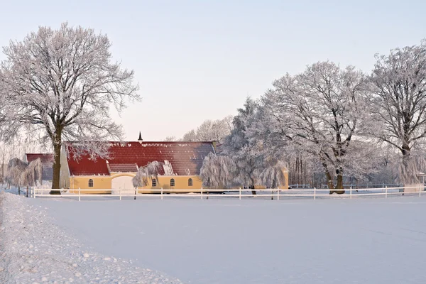 Casa rural en la nieve — Foto de Stock