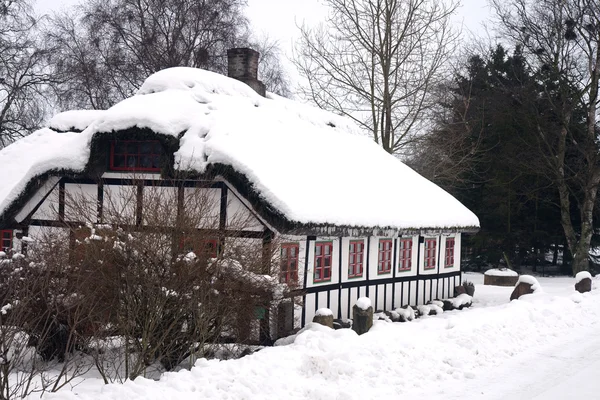 Maison à colombages dans la neige — Photo
