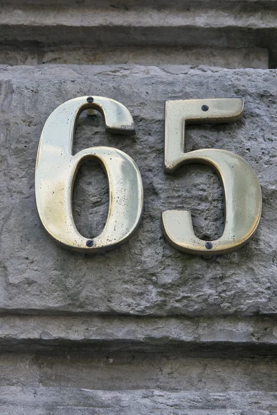 Numéro de maison sur un mur — Photo