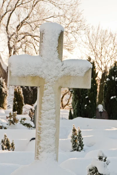 Kříž ve sněhu — Stock fotografie
