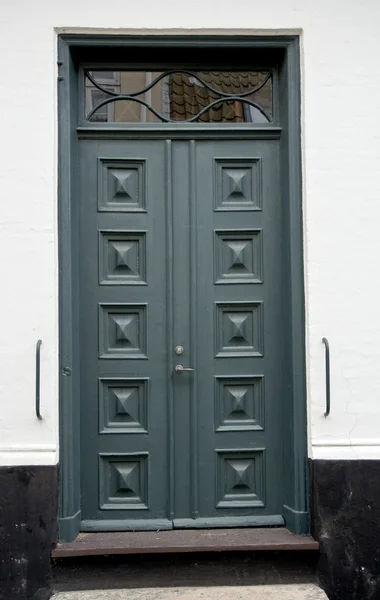 Grön dörr — Stockfoto