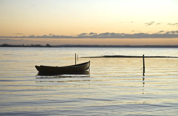 Schlauchboot im Sonnenuntergang — Stockfoto
