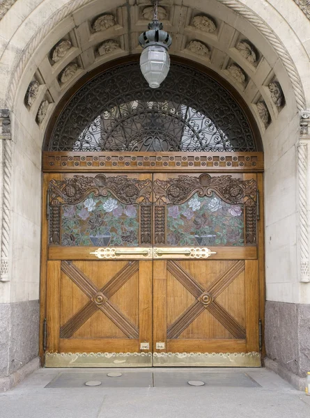 Porte avec sculpture sur bois — Photo