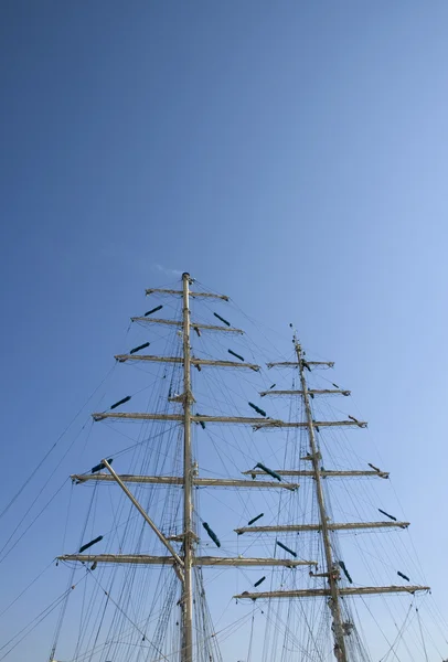 桅杆对蓝蓝的天空 — 图库照片