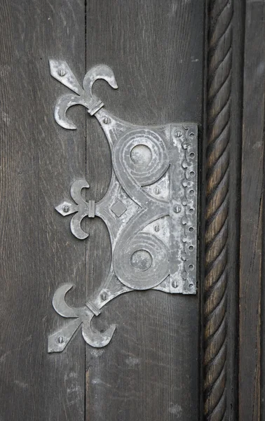 在教堂门口上板plattan på kyrkans dörr — 图库照片