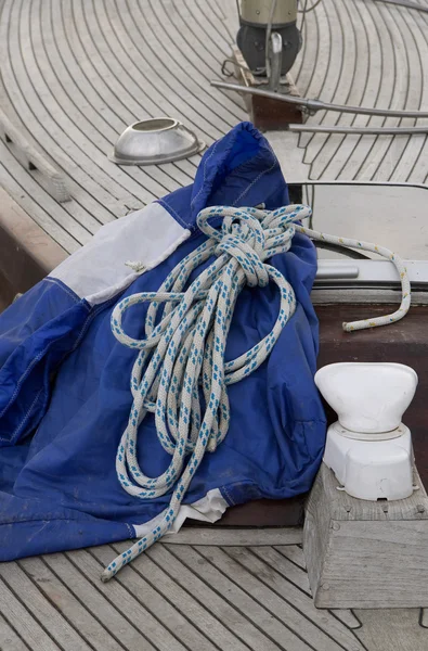 Мотузка на вітрильному човні — стокове фото