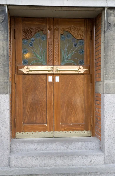 Dveře s mosaznou rukojetí — Stock fotografie