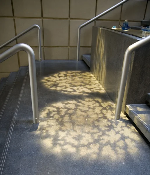 Padrão de luz em uma escada — Fotografia de Stock