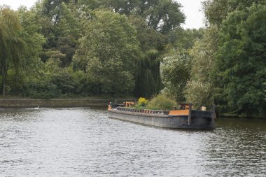 eski barge ile çiçekler