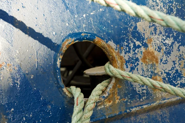 Linhas de amarração no navio azul — Fotografia de Stock