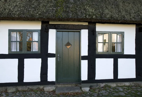 Casa velha com telhado de palha — Fotografia de Stock