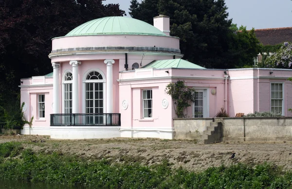 粉红色房子在泰晤士河 — 图库照片