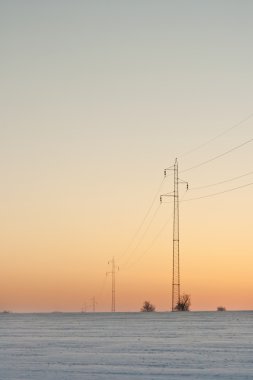 yüksek gerilim elektrik direkleri günbatımında