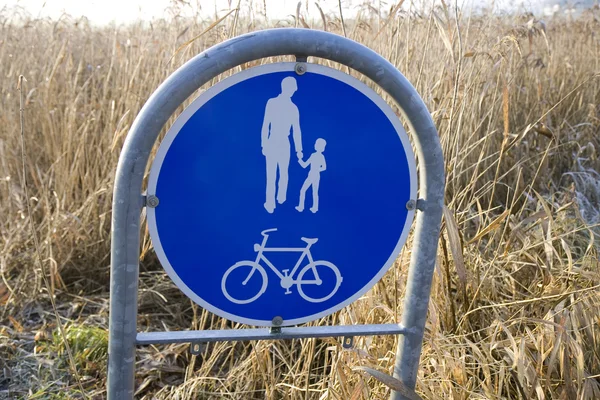 自行车和行人标志 — 图库照片