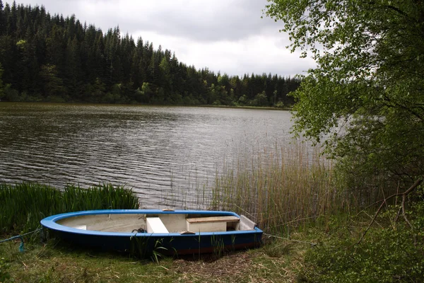 Bote auxiliar en el lago —  Fotos de Stock