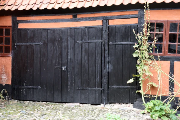 Portão em casa de meia-madeira — Fotografia de Stock